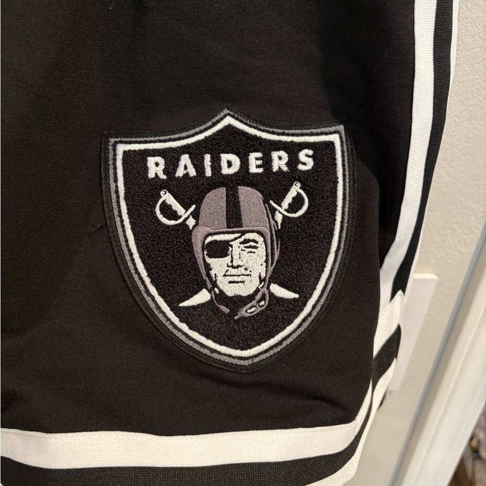 New Era Las Vegas Raiders Shorts Black Men’s New With Tags Size Medium - Picture 3 of 11